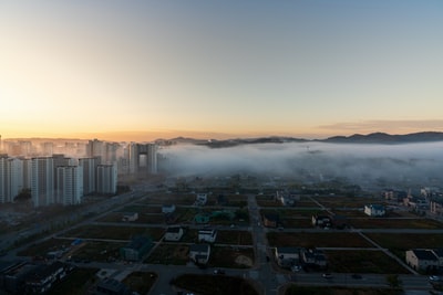 城市建筑在夕阳下橙色的天空
